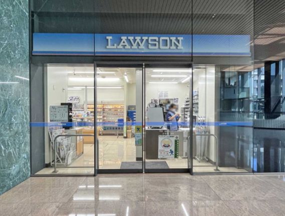 コンビニ　ローソン新宿イーストサイドスクエア店（コンビニ）まで423m