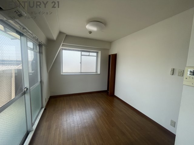 居室・リビング　エアコン付き10帖のリビングです♪