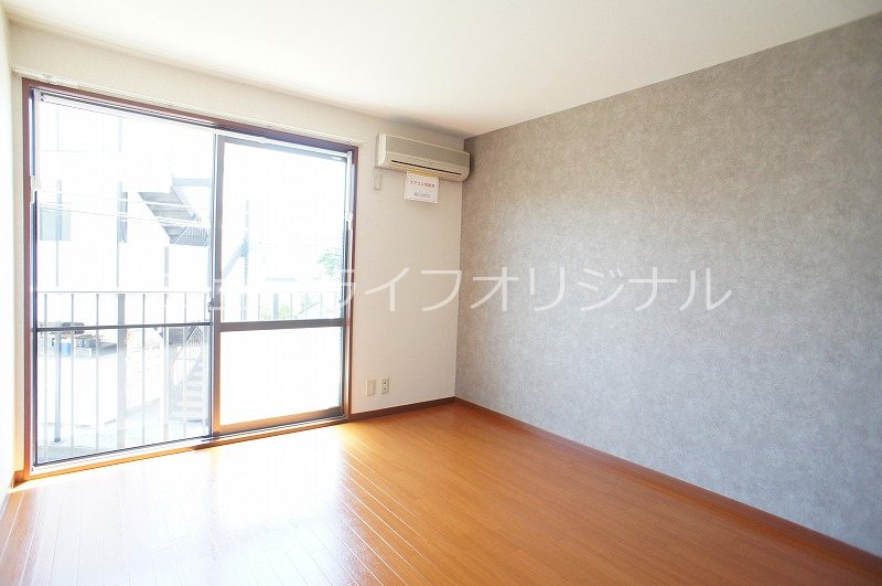 居室・リビング　アクセントクロスでスタイリッシュな空間を演出