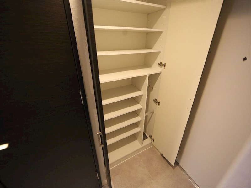 玄関　玄関　シューズボックス付（収納充実してます）