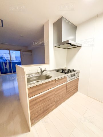 キッチン　3口コンロ・グリル付きの使いやすいシステムキッチンです♪