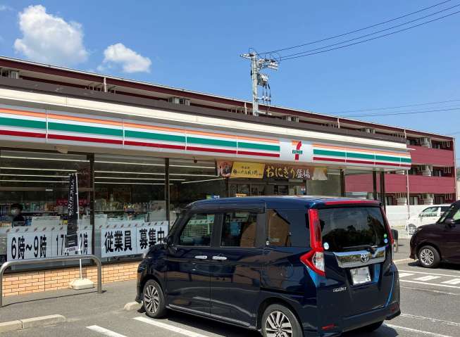 コンビニ　セブンイレブン（コンビニ）まで449m