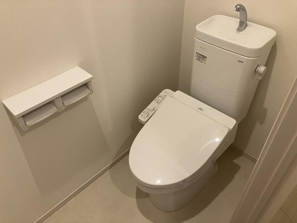 トイレ　※写真は同物件反転タイプ別室のものです