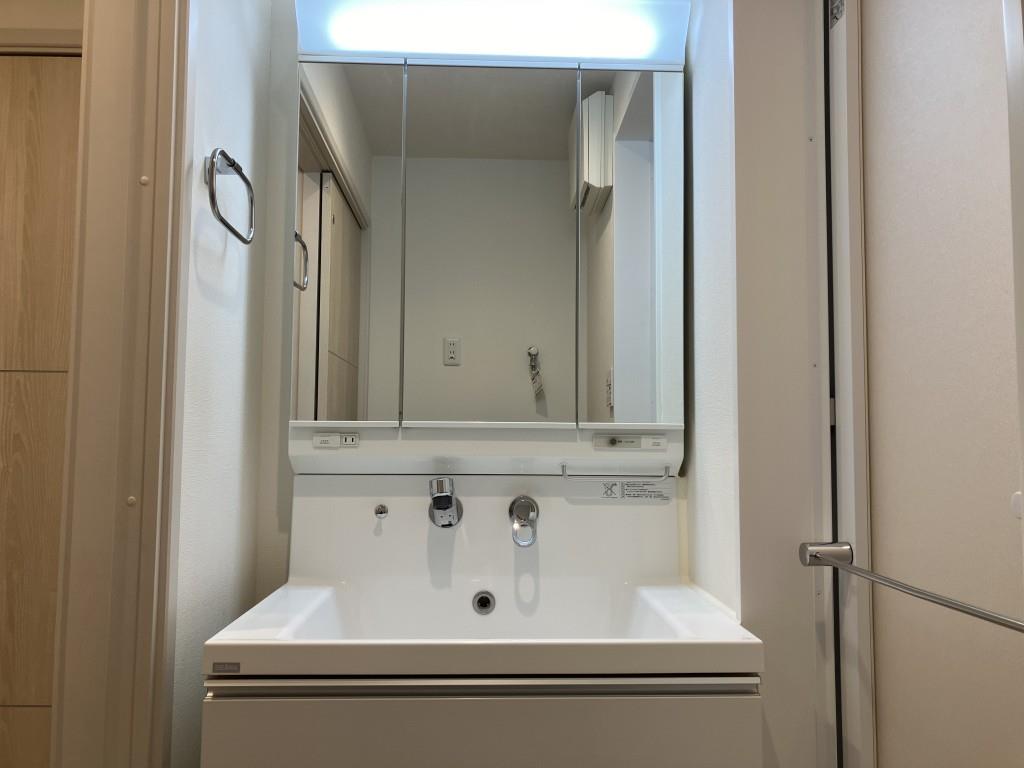 洗面設備　※写真は同物件反転タイプ別室のものです