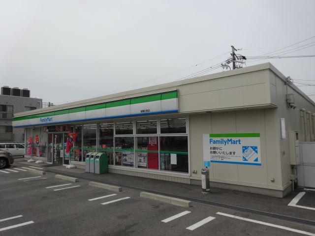 コンビニ　ファミリーマート（コンビニ）まで520m