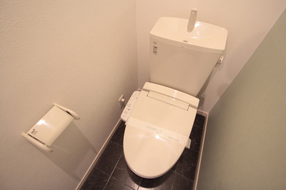 トイレ　※掲載写真は同マンション別部屋参考写真となります。