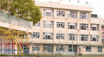 小学校　新宿区立天神小学校（小学校）まで309m