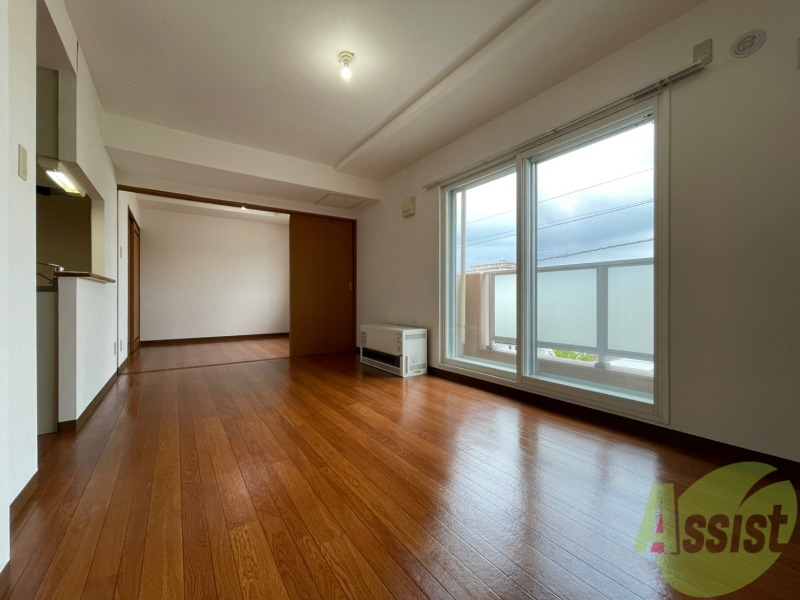 居室・リビング　リビングです。木目のフローリングが落ち着きますね。