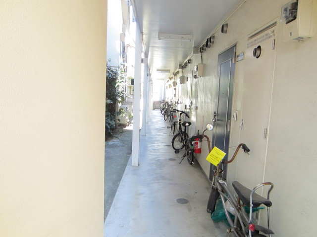 エントランス　自転車が置ける広さ♪