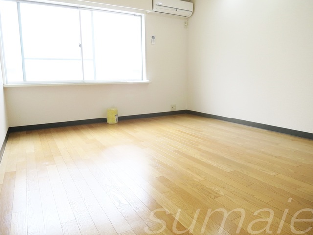 居室・リビング　☆8帖の明るい洋室です☆