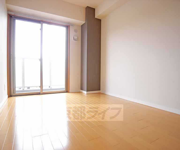 居室・リビング　東向きで明るい洋室です。