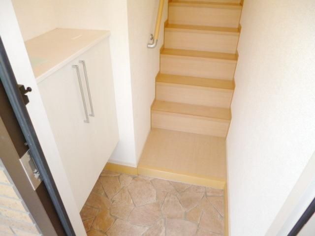 玄関　★玄関開けたら専用階段★