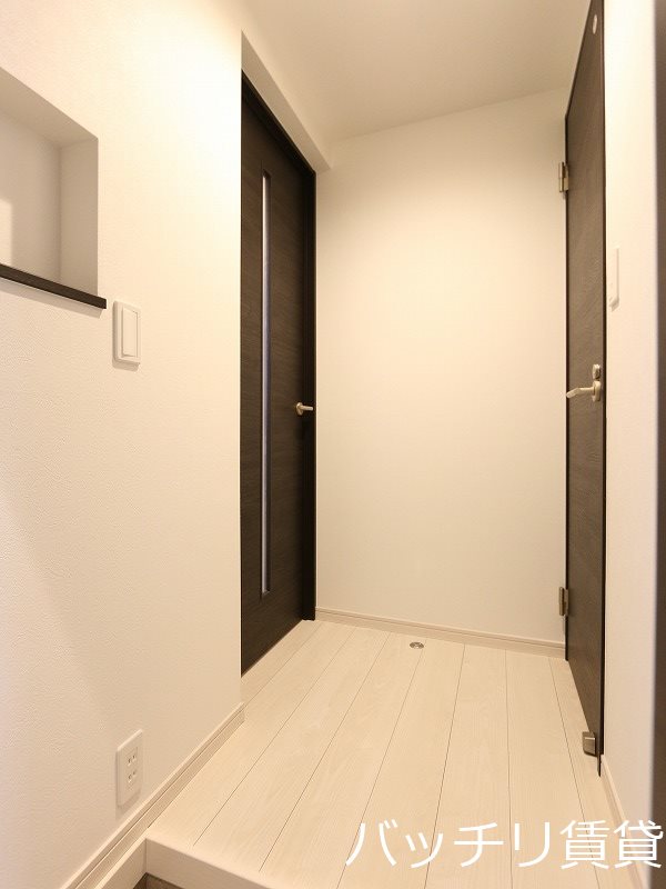 玄関　建築中物件の為、画像は同型イメージとなります。