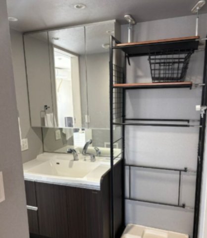 洗面設備　ゆったりとスペースのある洗面所