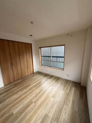 その他部屋・スペース　開放的な寝室です