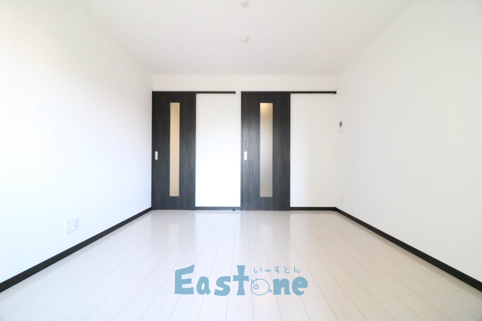 居室・リビング　白を基調としたお部屋で家具が映えます