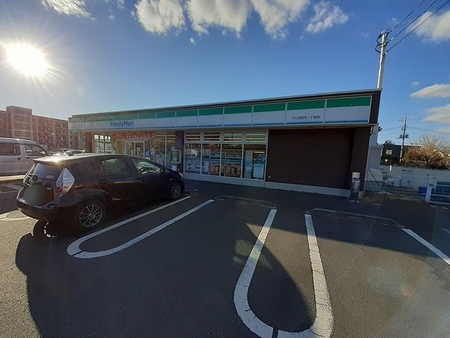 コンビニ　ファミリーマート（コンビニ）まで200m