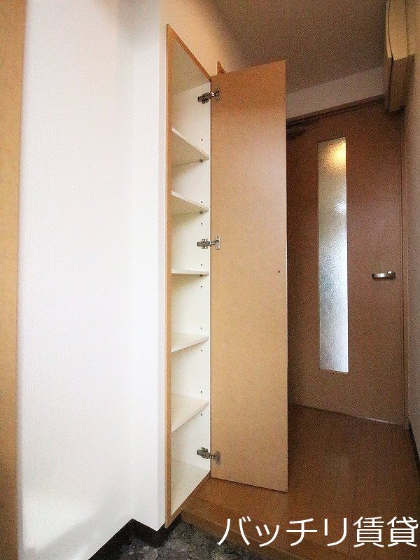 玄関　画像は同型反転タイプの為、現況を優先いたします。