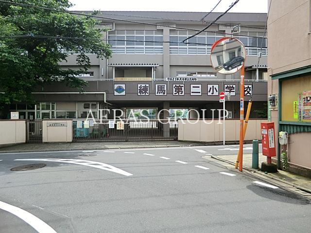 小学校　練馬区立練馬第二小学校（小学校）まで724m