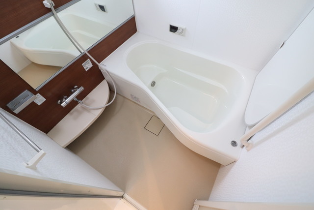 バス・シャワールーム　追い焚き機能付ゆったりバス