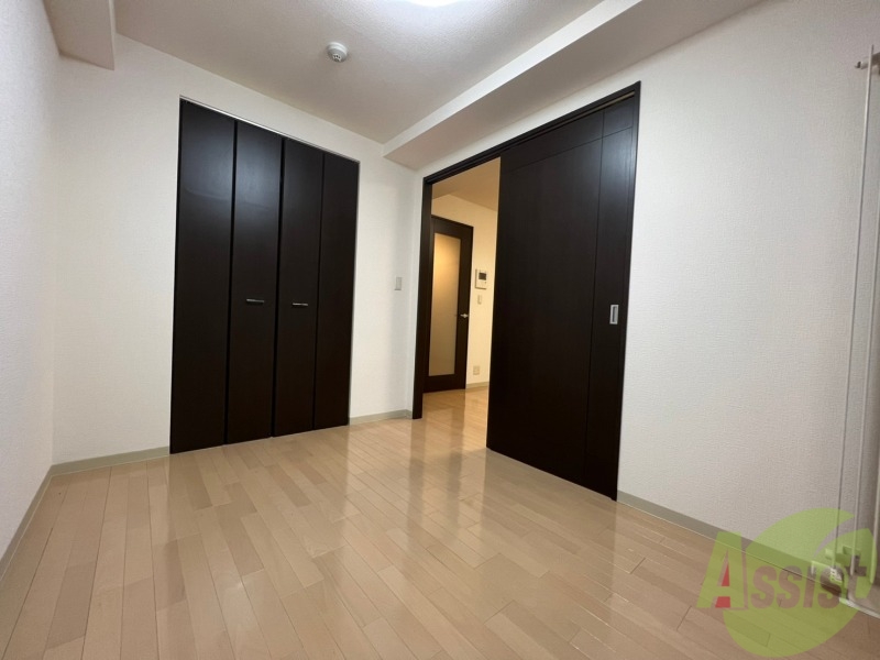 その他部屋・スペース　こちらが寝室です。窓が大きくて明るいですね。