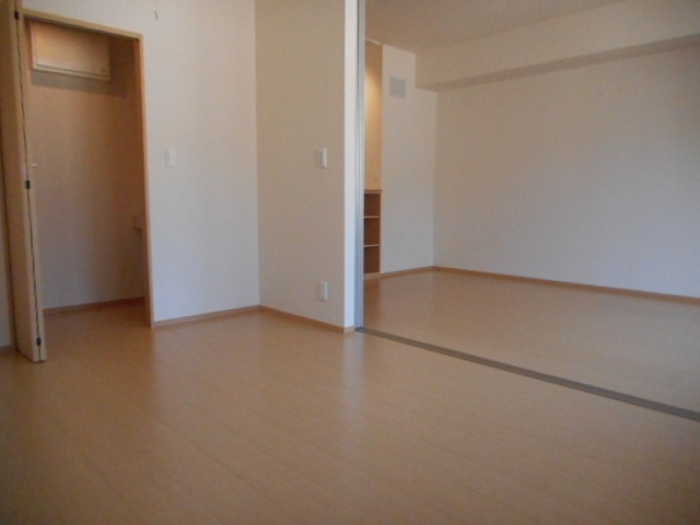 居室・リビング　南側洋室６帖☆クローゼット付き☆