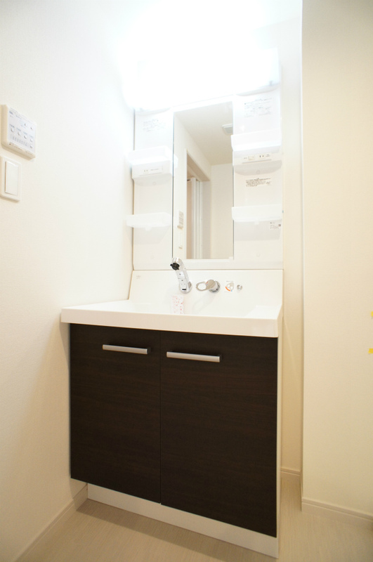 洗面設備　明るい洗面所です