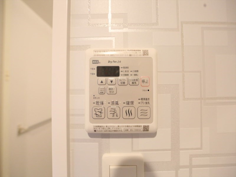 その他設備　浴室暖房乾燥機付き