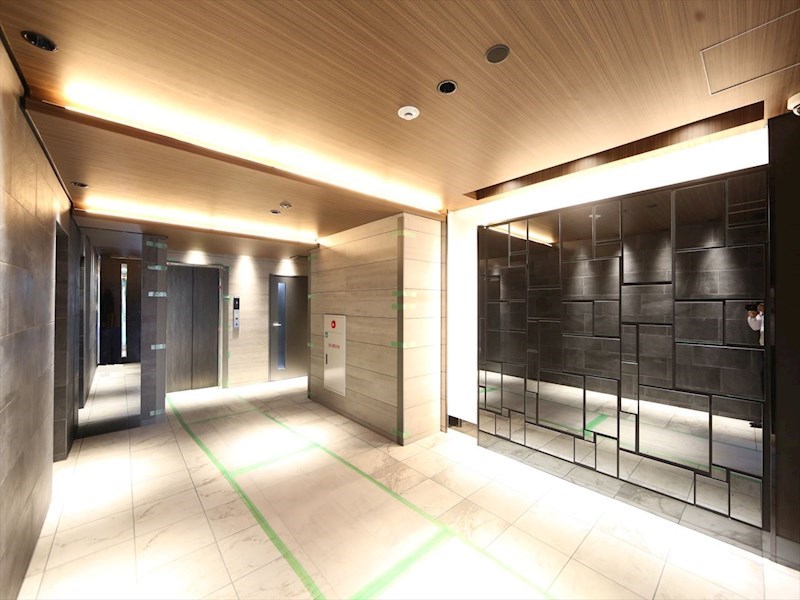 エントランス　エントランス　オートロック付　防犯カメラ有り