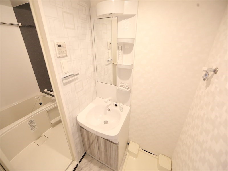 洗面設備　脱衣所　独立洗面台（シャンプードレッサー付）収納スペース有