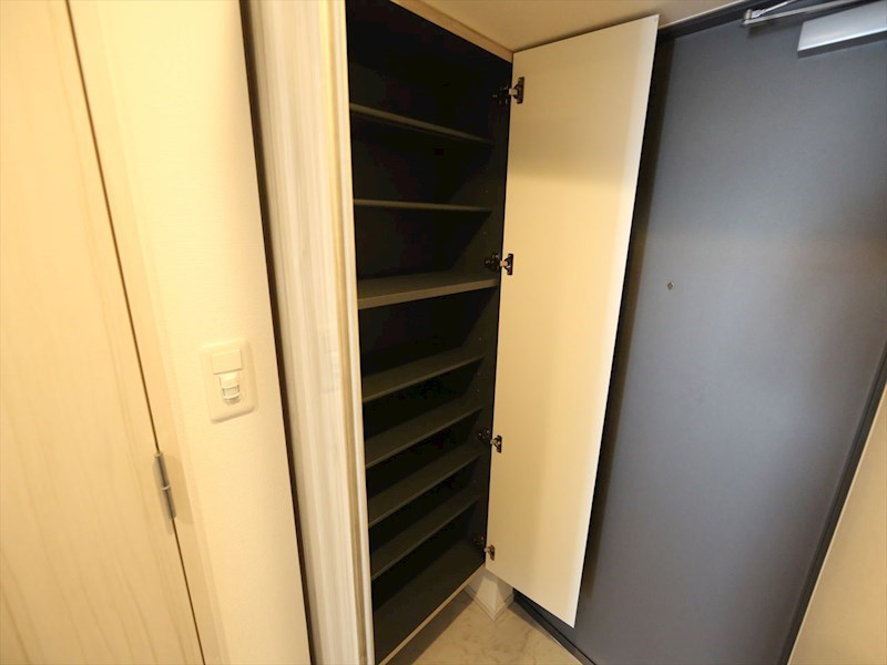 玄関　玄関　シューズボックス付（収納充実してます）