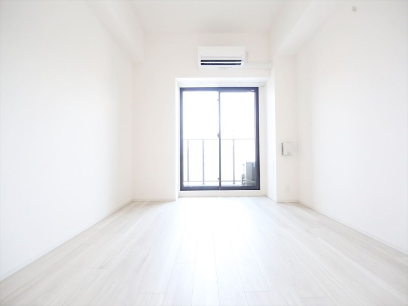 バルコニー　洋室8.3帖　エアコン完備　クローゼット付　バルコニー