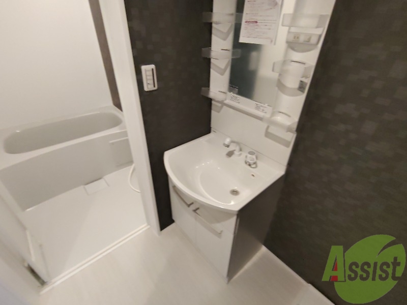 洗面設備　洗面台はシャワーノズルも付いて便利に活用できます