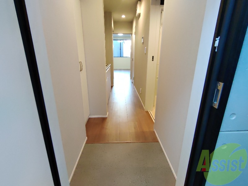 玄関　玄関からの様子です。綺麗なフローリングが広がっています。