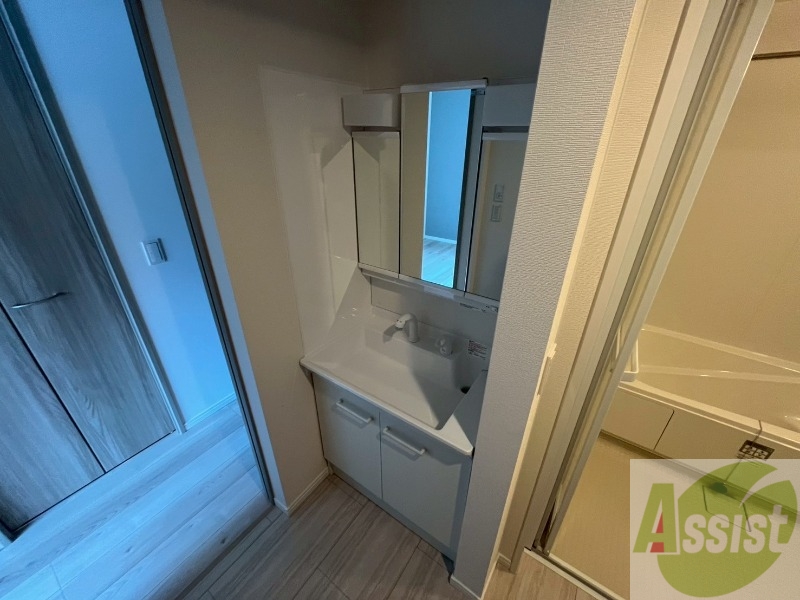 洗面設備　独立洗面台です。大きくてよいですね。シャンプーもできます！