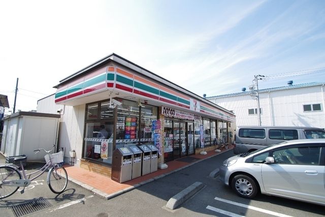 コンビニ　セブンイレブン（コンビニ）まで205m