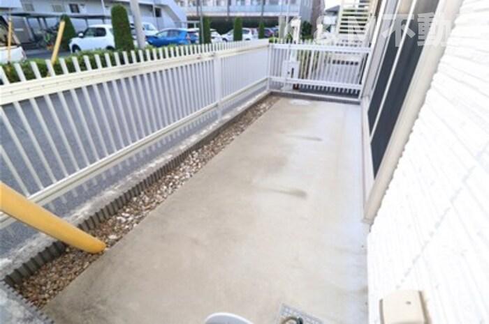 バルコニー　暖かな日差しのふりそそぐバルコニー