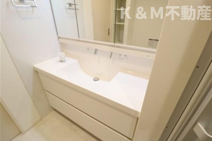 洗面設備　ゆったりとスペースのある洗面所