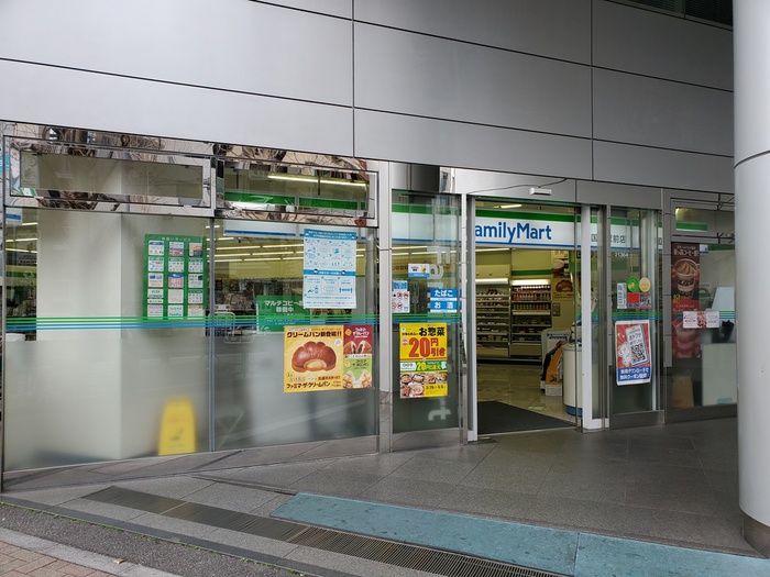 コンビニ　ファミリーマート 護国寺駅前店（コンビニ）まで300m