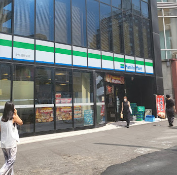 コンビニ　ファミリーマート 北参道駅前店（コンビニ）まで336m