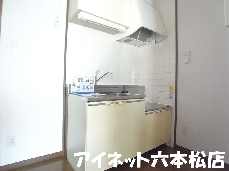 キッチン　IHコンロも置けます。