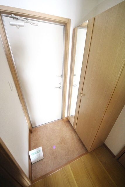 玄関　同物件別部屋写真