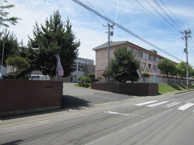 中学校　弘前市立第五中学校（中学校）まで641m