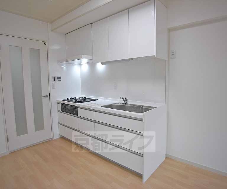 キッチン　３口コンロ付のシステムキッチンです。