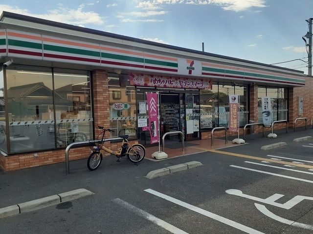 コンビニ　セブンイレブン様（コンビニ）まで1056m