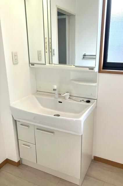 洗面設備　明るい洗面所です