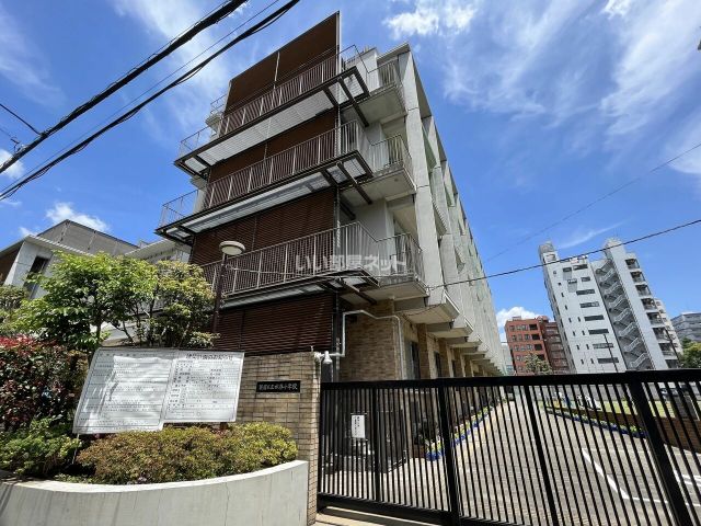 小学校　新宿区立四谷小学校（小学校）まで3433m