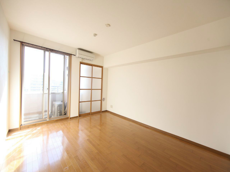 居室・リビング　洋室9.7帖　エアコン完備　南面バルコニー