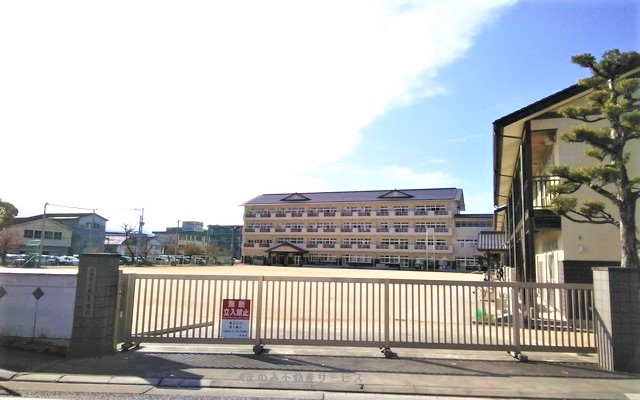 小学校　日田市立咸宜小学校（小学校）まで966m