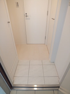 玄関　※別部屋の参考写真となります。